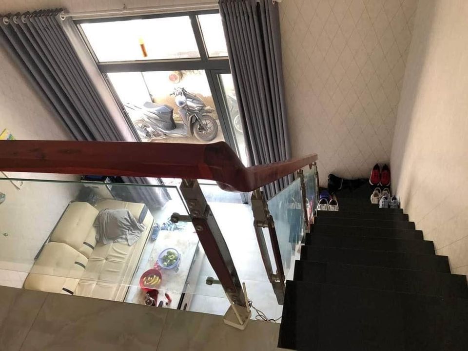 Bán Gấp Nhà Vị Trí Sầm Uất Khu Ăn Uống Tân Quy Quận 7. Khu Vực An Ninh . DT 40m. Nhà 2 Lầu Sổ Hồng Riêng Hoàn Công Đủ