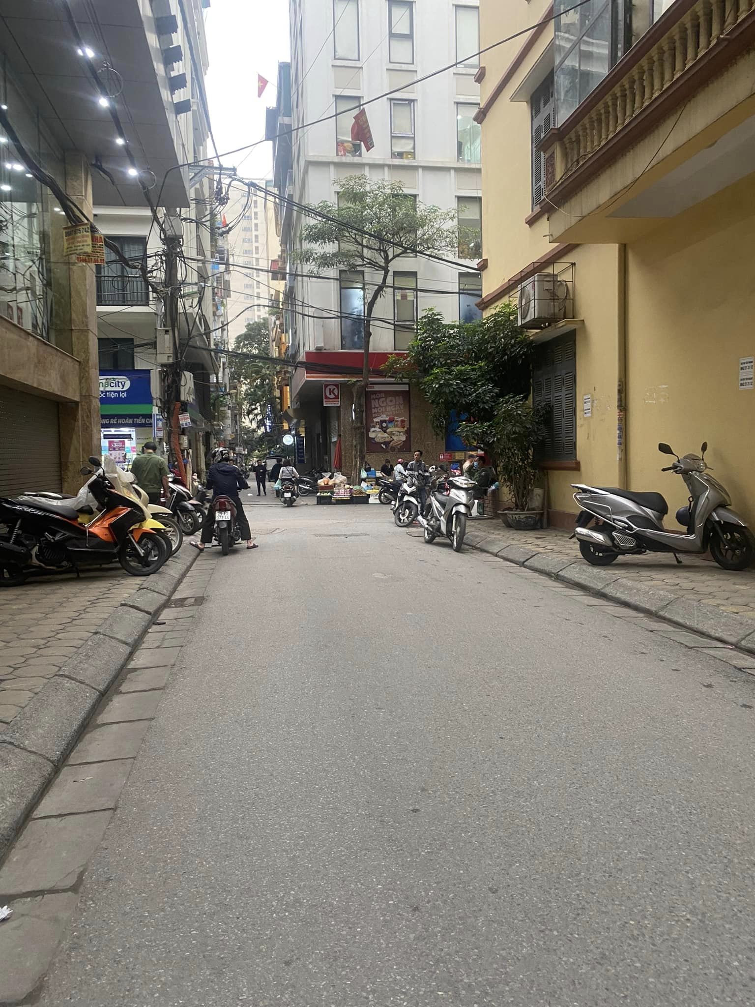 Phân lô ô tô vào nhà - Hoàng Quốc Việt - 40m2 - Đầy đủ nội thất - Gía nhỉnh 8 tỷ, có thương lượng cho khách thiện chí