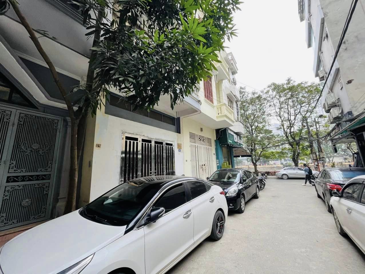 Bán nhà sát mặt hồ Chùa Láng, Đống Đa, Hà Nội. Diện tích 55m2 x 4 tầng, mặt tiền 4.6m. Nhà đẹp, gara ô tô. Giá 16.5 tỷ.