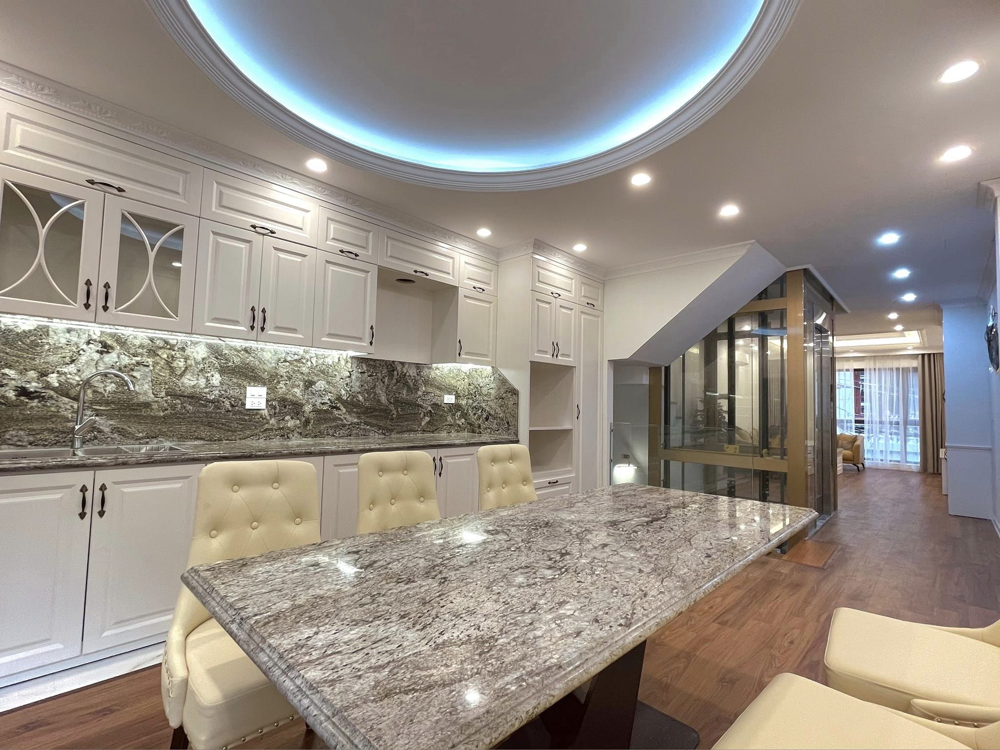 MP Hoàng Cầu, lô góc, kinh doanh sầm uất, 42m2 chỉ 21.4 tỷ