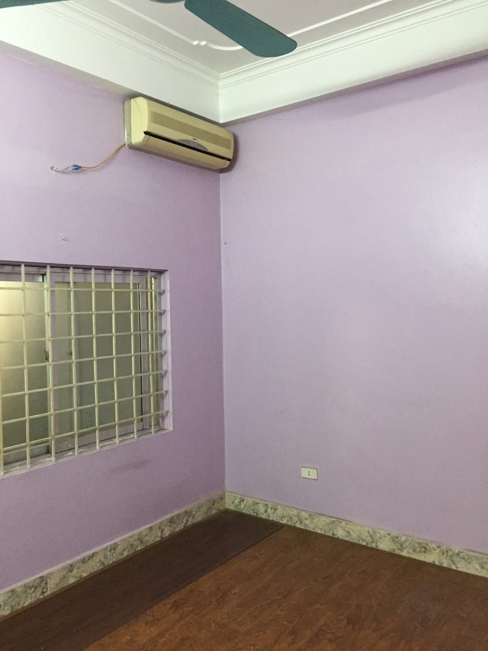 Gấp. Cho thuê nhà tại Hoàng Như Tiếp, Bồ Đề. Nhà 4 ngủ có thể vào được luôn.