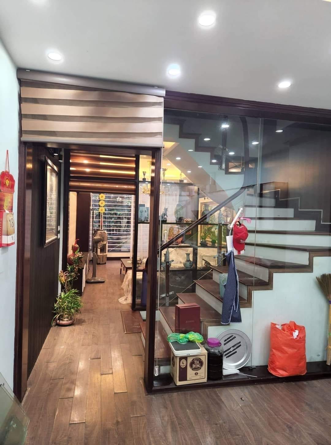 MẶT PHỐ CẦU GIẤY,PHÂN LÔ,OTO ĐỖ CỬA,TRÁNH NHAU VÀO NHÀ -HAI MẶT THOÁNG TRƯỚC SAU, TẶNG FULL NỘI THẤT .