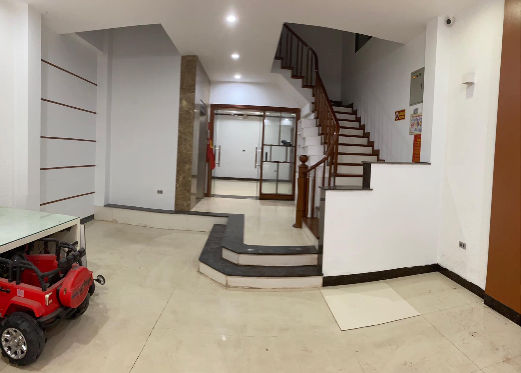 Ngõ 93 Hoàng Văn Thái, 90m, mt 7m, ô tô tránh, thang máy, 19 tỷ.