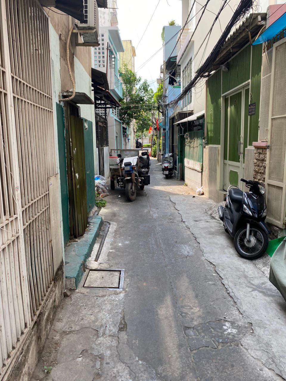 Ban gấp, Hẻm Thông Trường Sa, 3 tầng BTCT, nở hậu nhỉnh 2 tỷ