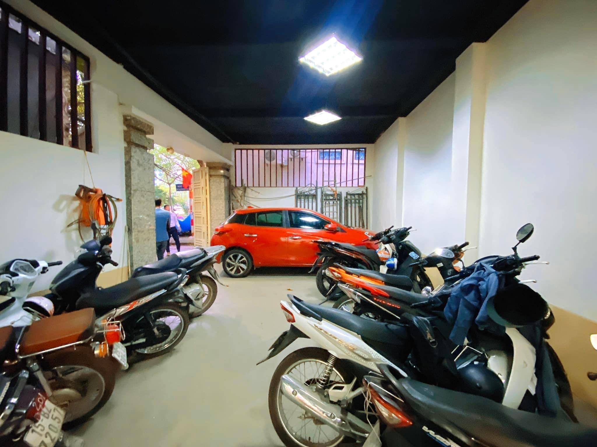 Bán nhà Hoàng Quốc Việt 95m2, 5 tầng GARA Ô TÔ, KINH DOANH VP CẠNH PHỐ ở ngay chỉ 16.5 ty