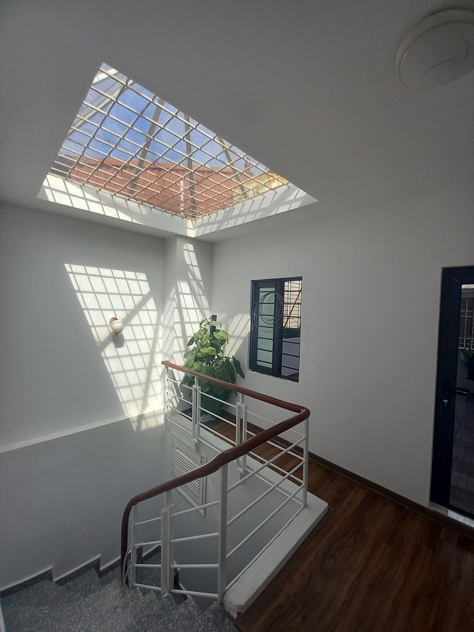 Chính chủ nhờ bán nhà phố Trung Kính quận Cầu Giấy 50m2 x 5 tầng x 4m mặt tiền giá 6,3 tỷ