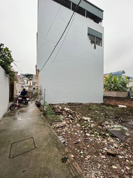 Bán gấp nhà C4 ở luôn DT30m Yên Xá, MT 4.7m giá 2.55 tỷ.