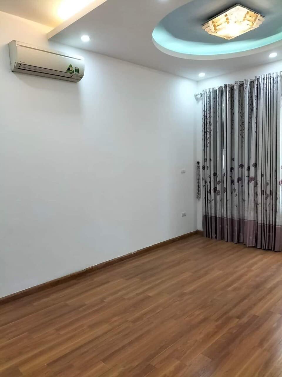 CẦN BÁN GẤP NHÀ CẦU GIẤY 49M x 4T x 4,5MT x 7,35 TỶ NHÀ LÔ GÓC, KINH DOANH VĂN PHÒNG