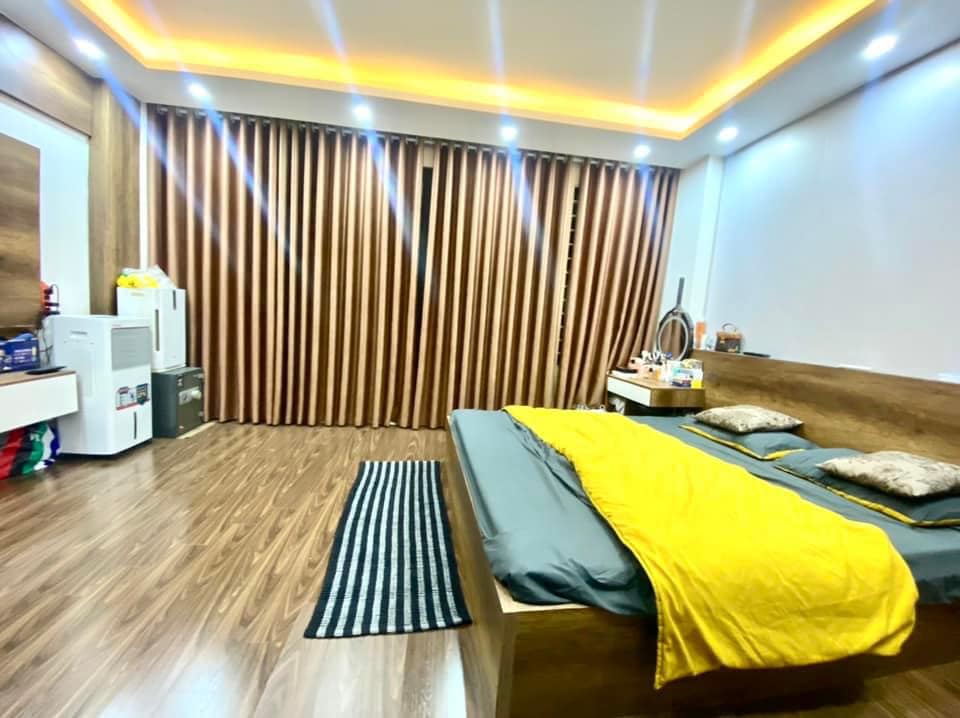 BÁN NHÀ NGUYỄN ĐÌNH HOÀN 31M 5T 5MT 3 NGỦ 4,8 TỶ HÀNG ĐẸP Ô TÔ CON ĐỖ CỔNG NGÕ THÔNG SANG PHÙNG CHÍ KIÊN 100M RA MẶT PHỐ NỞ HẬU.