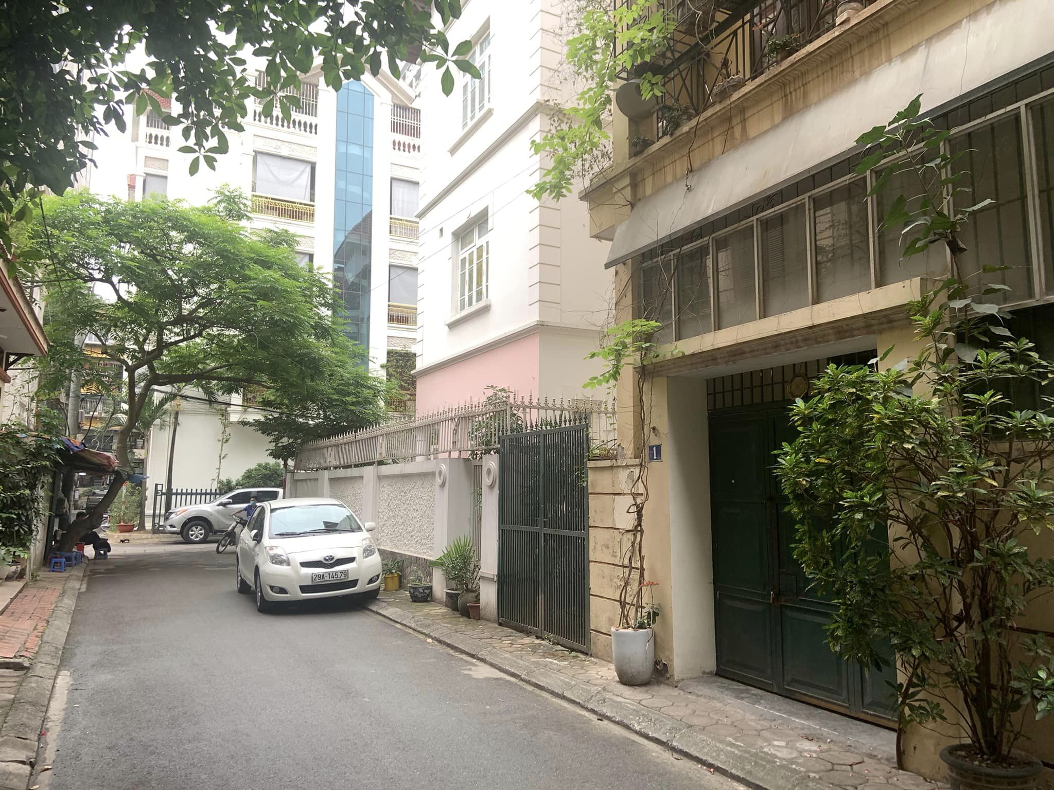 Bán nhà Trần Quốc Hoàn: Phân lô, gara oto, KD- Văn phòng: 60m2x4T Giá: 12.8 tỷ