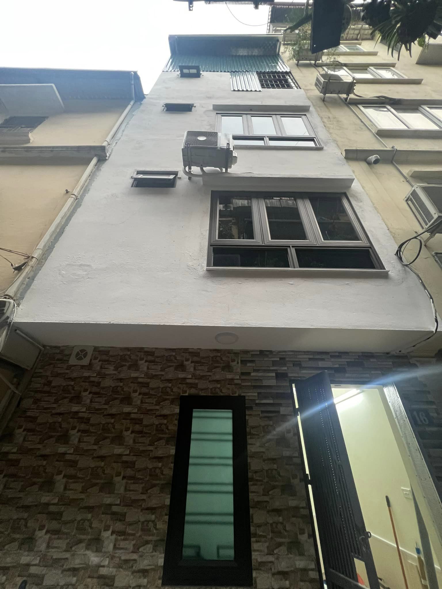 SỞ HỮU NHÀ THỔ CƯ CẦU GIẤY CHỈ VỚI 2 TỶ - NGÕ RỘNG 4M - THOÁNG - CÁCH MẶT PHỐ 30M Ô TÔ ĐỖ CỬA