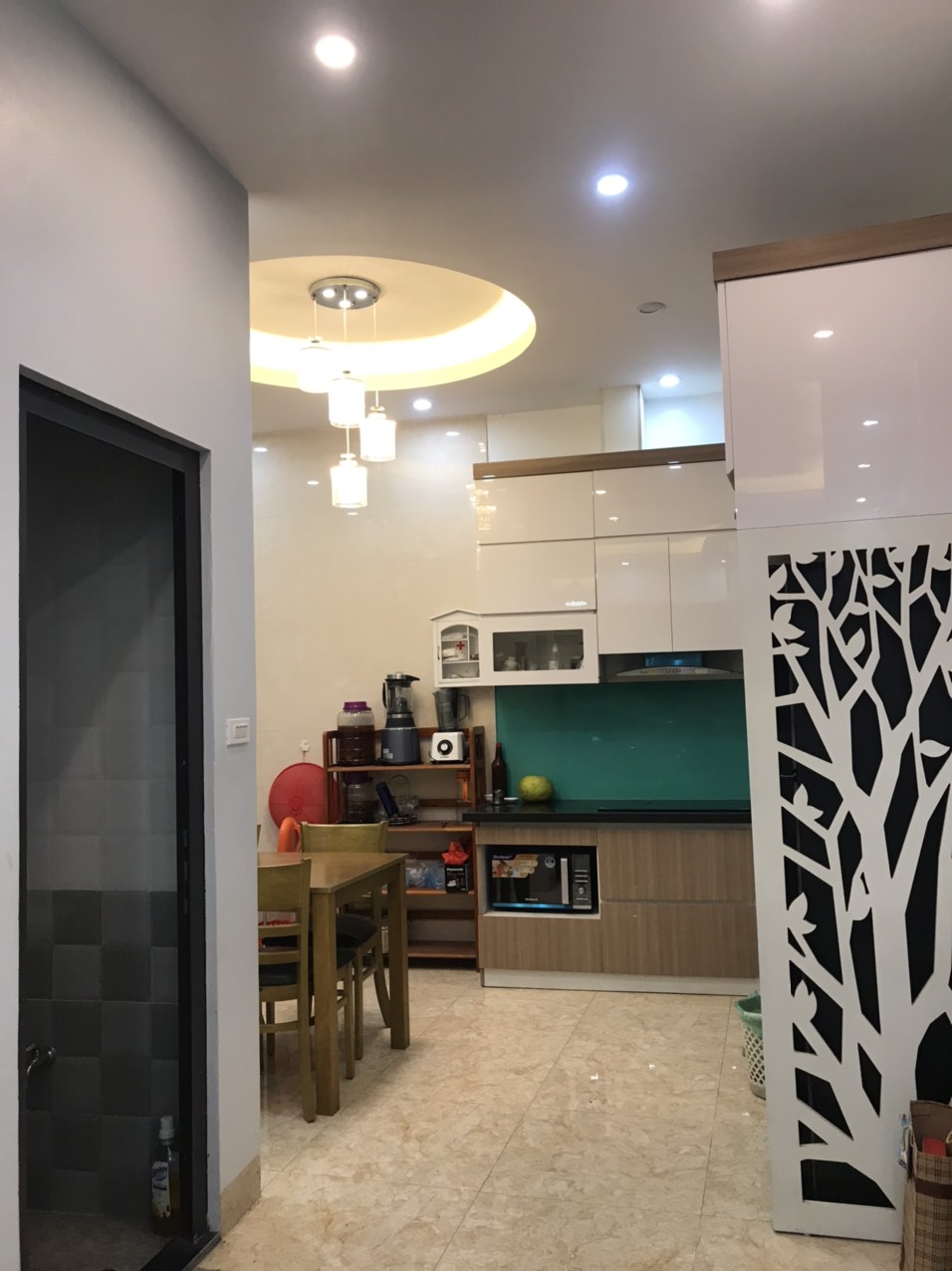 Cho thuê nhà tại Thạch Bàn nhà đầy đủ đồ ô tô đỗ trong nhà.