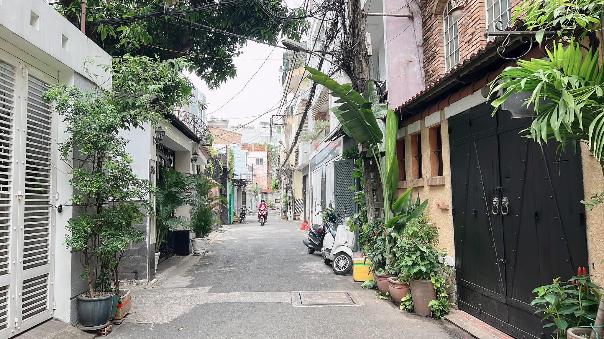 HXH 6M Hoàng Việt, P4, TB, 4 tầng, 4,2mx22m,(93m2)giá 13,5 tỷ. xe hơi vào nhà.