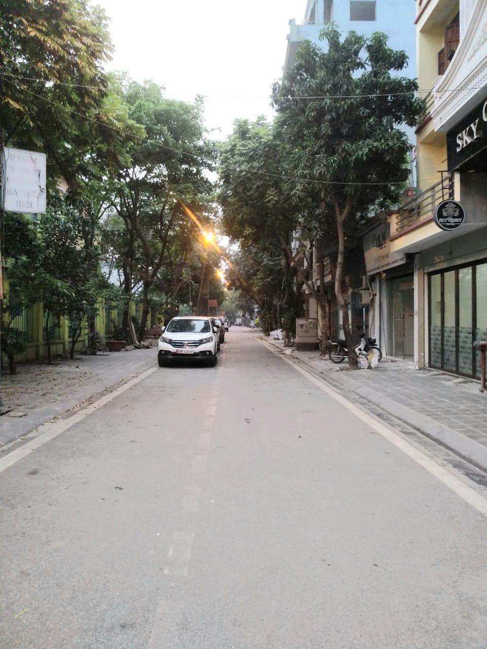 Khách san 30 phòng mặt phố Cổ Linh quận Long Biên 110m x 8 Tầng x 6m mặt tiền x 33 tỷ