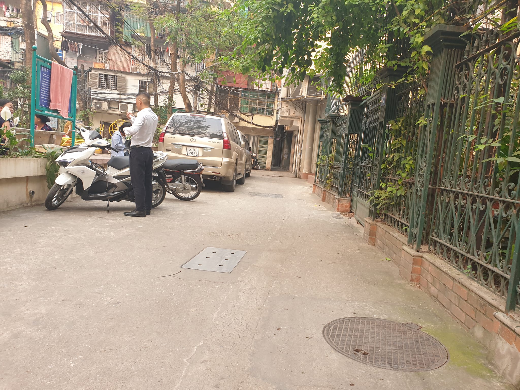 BIỆT THỰ SÂN VƯỜN. TRƯỚC MẶT LÀ VƯỜN HOA ÔTÔ ĐỖ CỬA HOẶC ĐỂ TRONG NHÀ TUỲ THÍCH