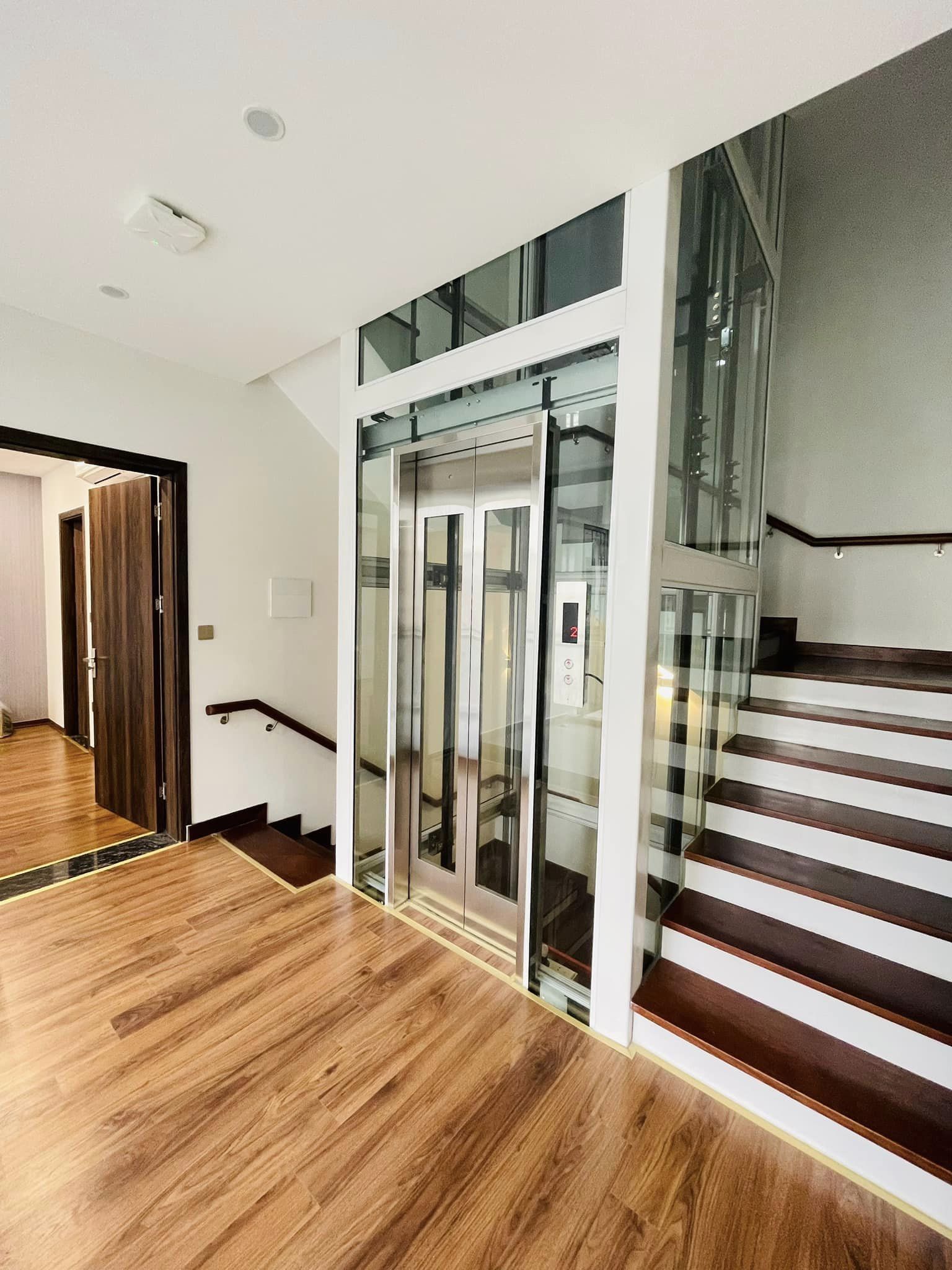 Bán nhà mới Hoàng Cầu siêu đẹp, lô góc, oto tránh, kd vp. Dt 100m2 x 5t mt 12m giá 39.5 tỷ