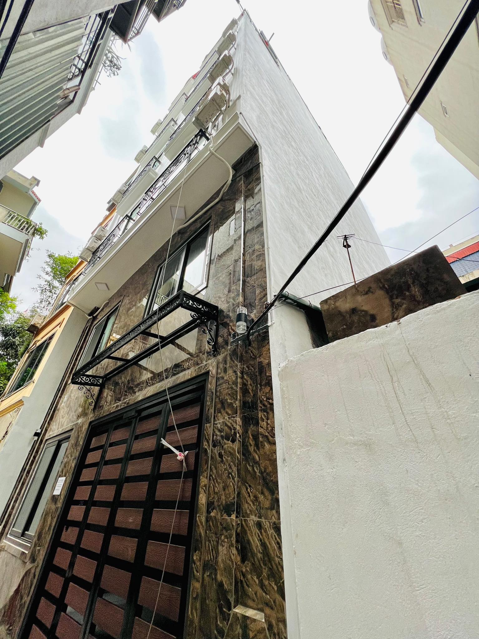 BÁN NHÀ CÁCH 30M RA PHỐ NGÕ Ô TÔ TRÁNH.