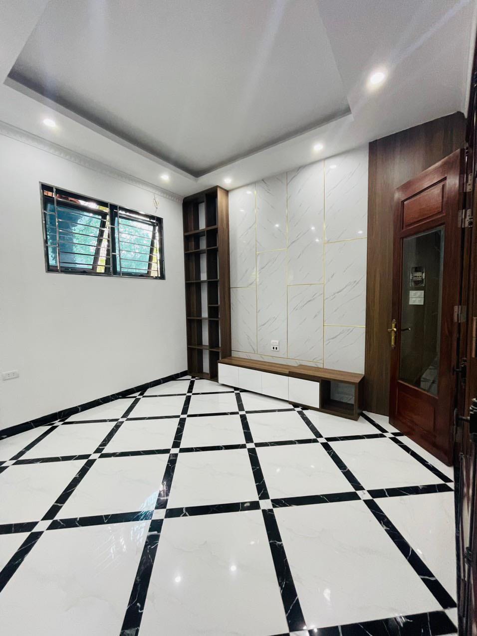 Bán nhà phố Minh Khai, ngõ nông, 5 tẩng 3 ngủ đẹp, giá 3.95 tỷ