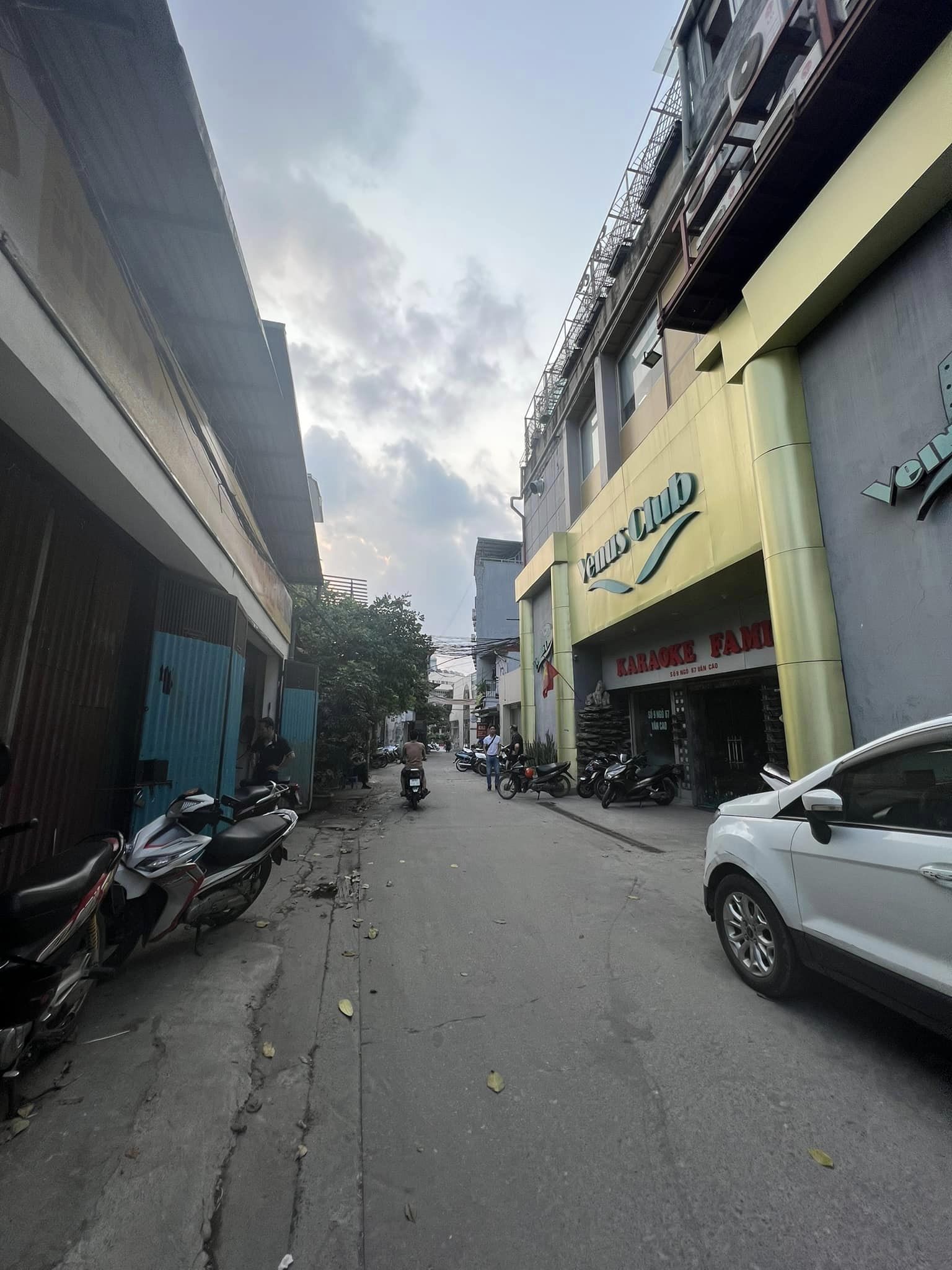 BÁN ĐẤT PHỐ VĂN CAO - BA ĐÌNH. ĐƯỜNG Ô TÔ TRÁNH. DT 176M2. MT 9,5M. GIÁ 40 TỶ