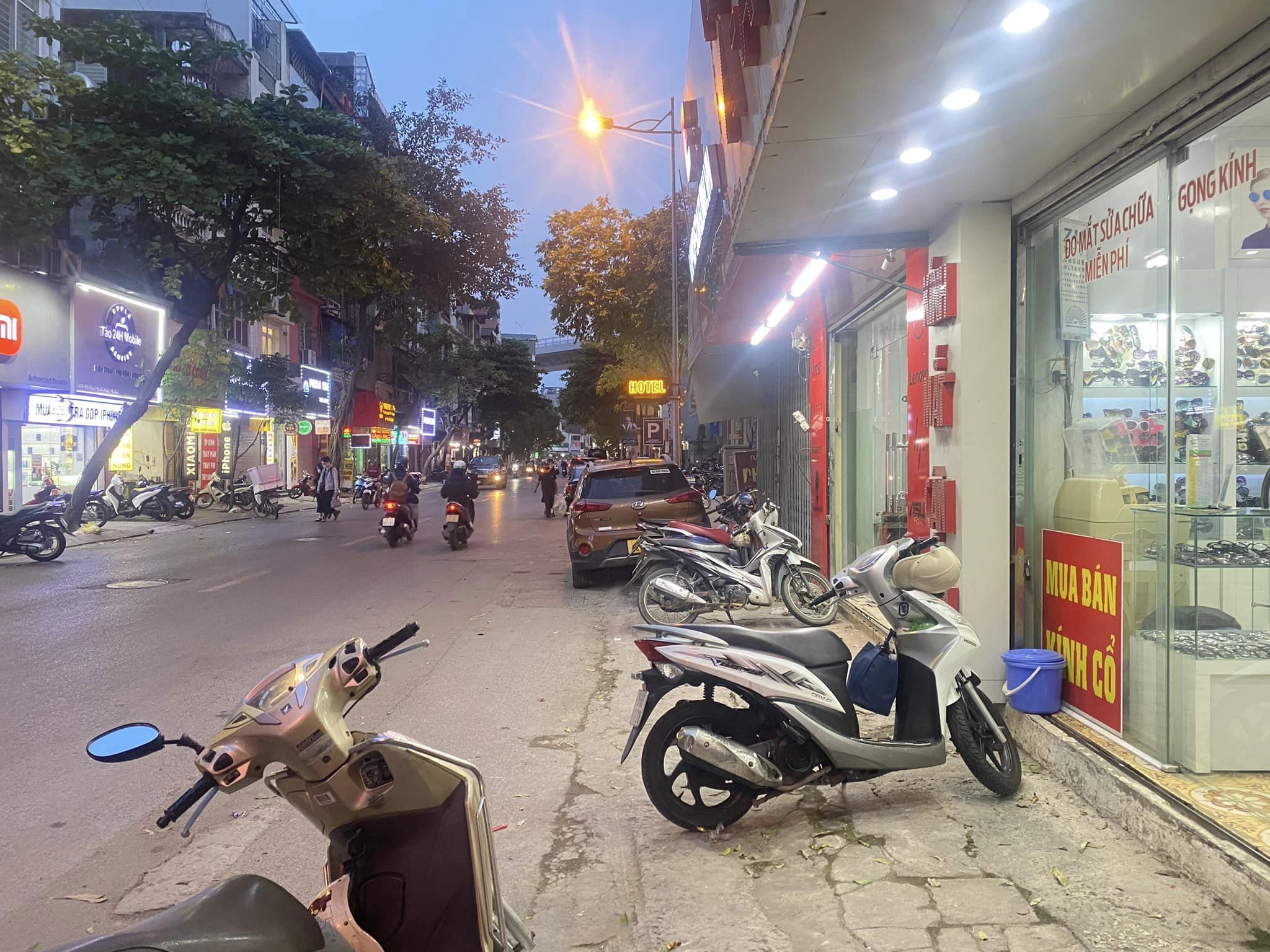 Bán nhà Mặt Phố Vọng- Hai Bà Trưng- 80m - giá chỉ 18 tỷ- Vỉa Hè đẹp- Ô TÔ , Kinh Doanh đắc địa.