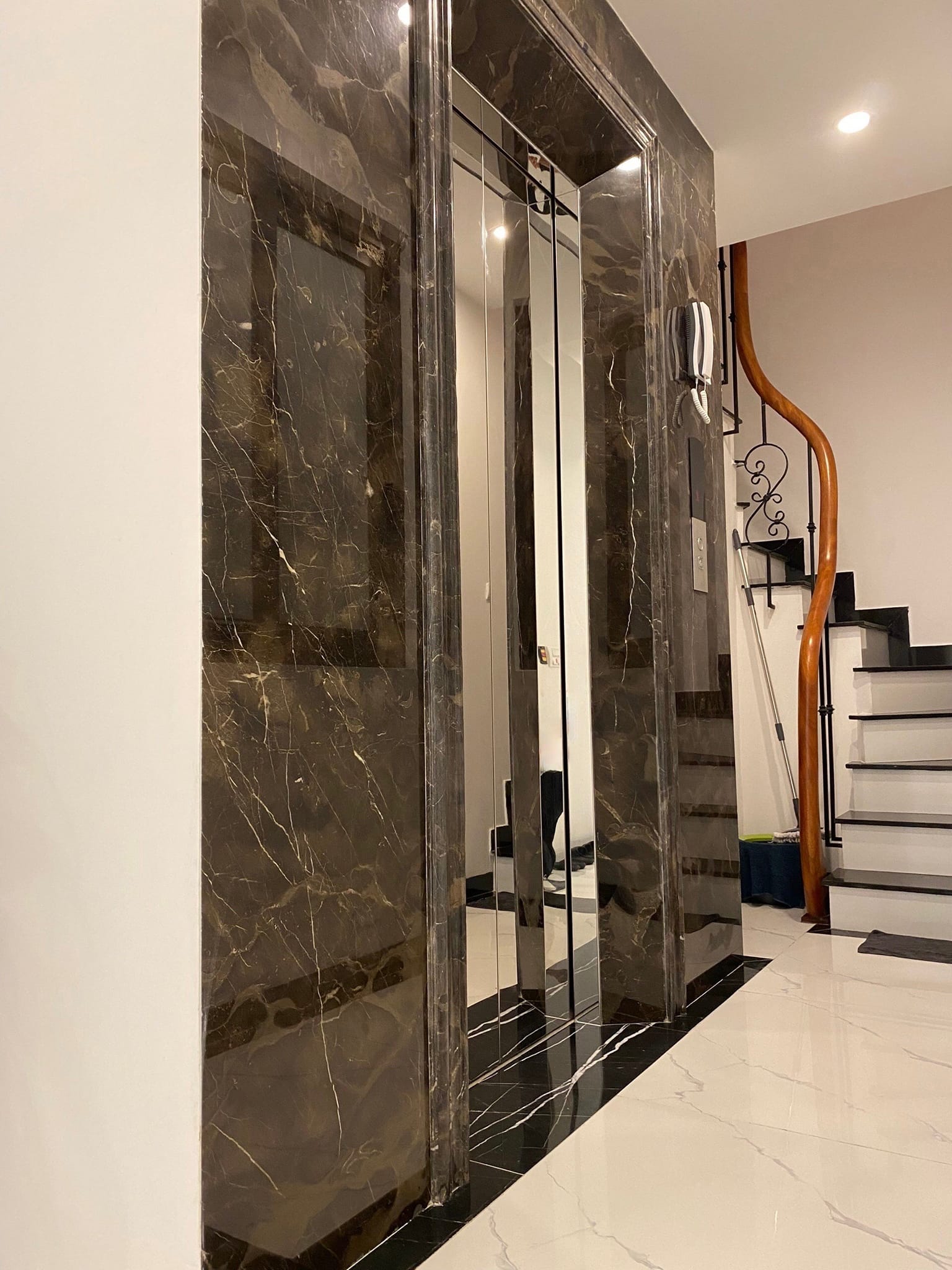 Bán nhà Ngõ 173 Phố Hoàng Hoa Thám,42m x 6 tầng thang máy.