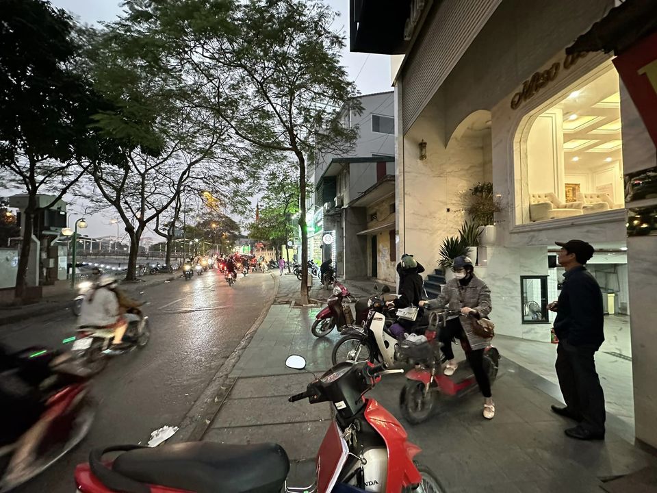 Bán nhà mặt phố Nguyễn Khang, 221m2, MT 18m, vỉa hè, phù hợp xây Tòa Building, giá 36.5 tỷ có TL