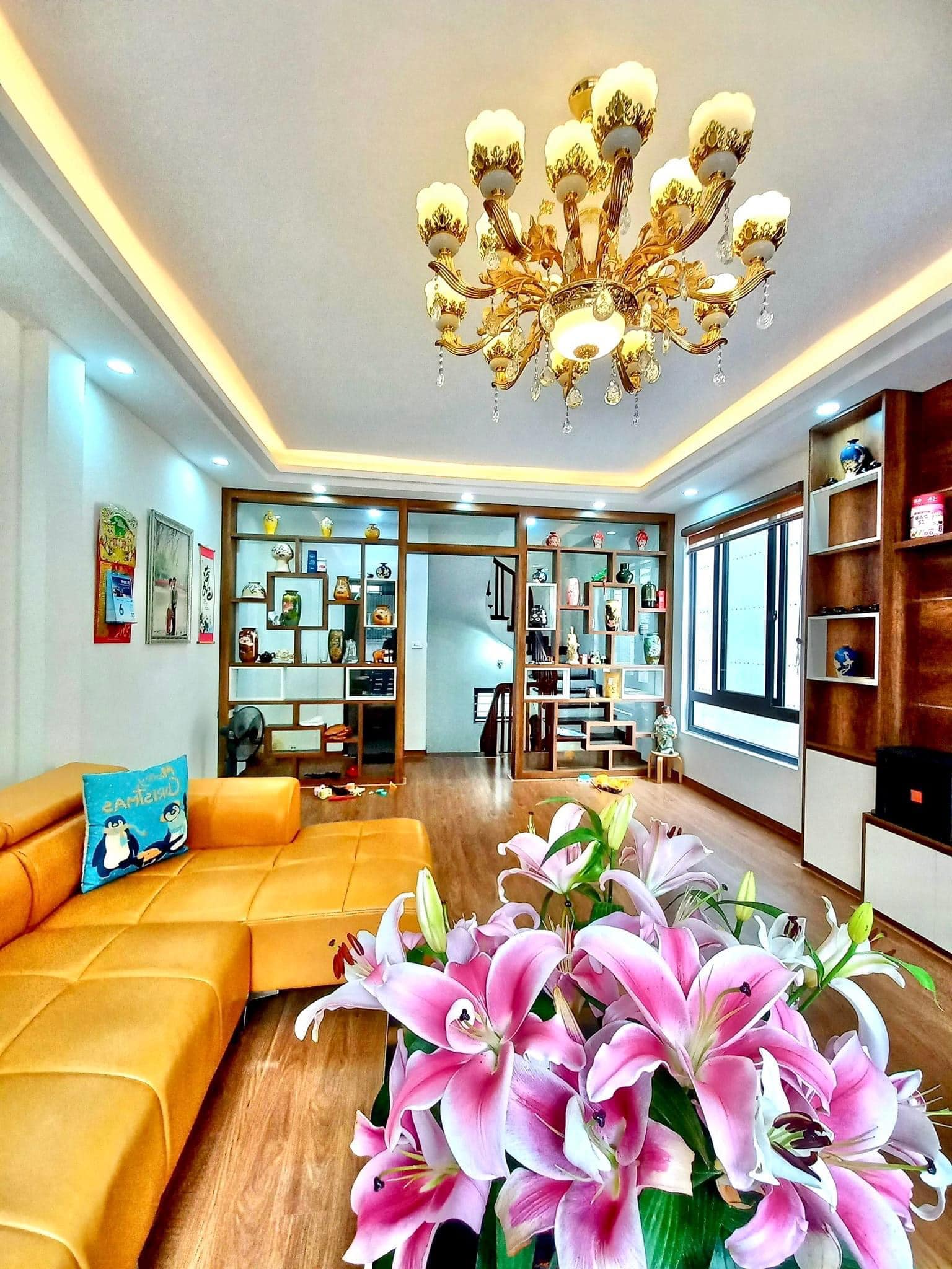Cần bán gấp nhà ngõ 44 Trần Thái Tông, 42m2, 5T, lô góc,tặng toàn bộ nội thất, đẹp lung linh, ở ngay 7.3 tỷ