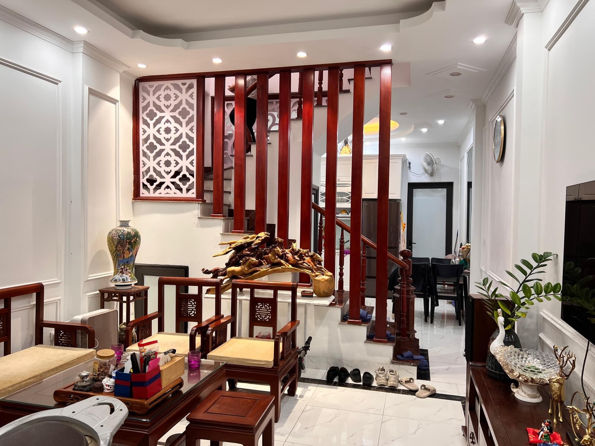 Bán nhà Lạc Long Quân, Quận Tây Hồ, 45m2, 6 tầng, đi bộ ra Hồ Tây , 6.5 tỷ