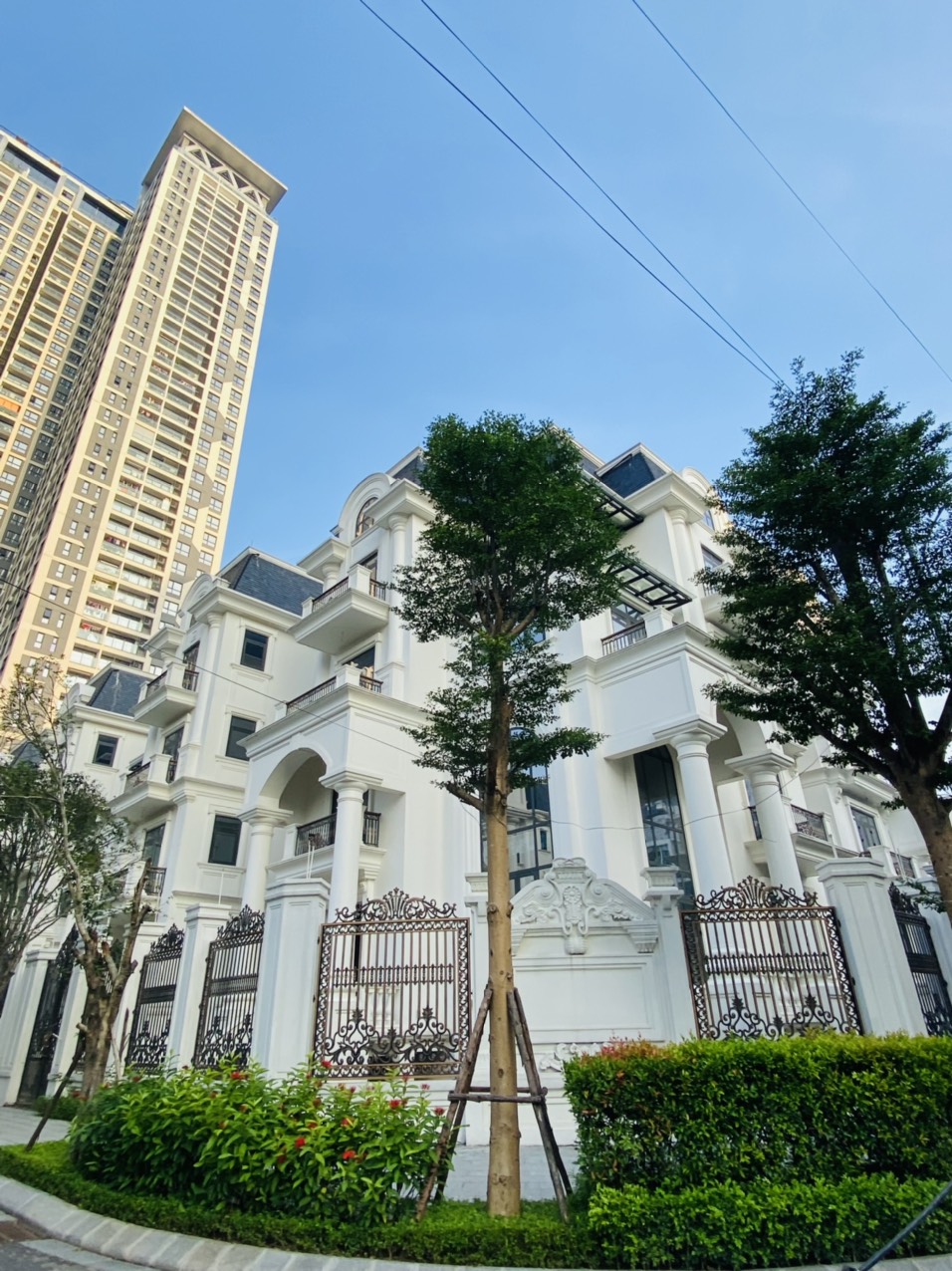 Giảm sâu 8tỷ bán biệt thự Làng Quốc Tế Thăng Long, Cầu Giấy, 205m2 4 tầng MT 8.2m, giá 42tỷ