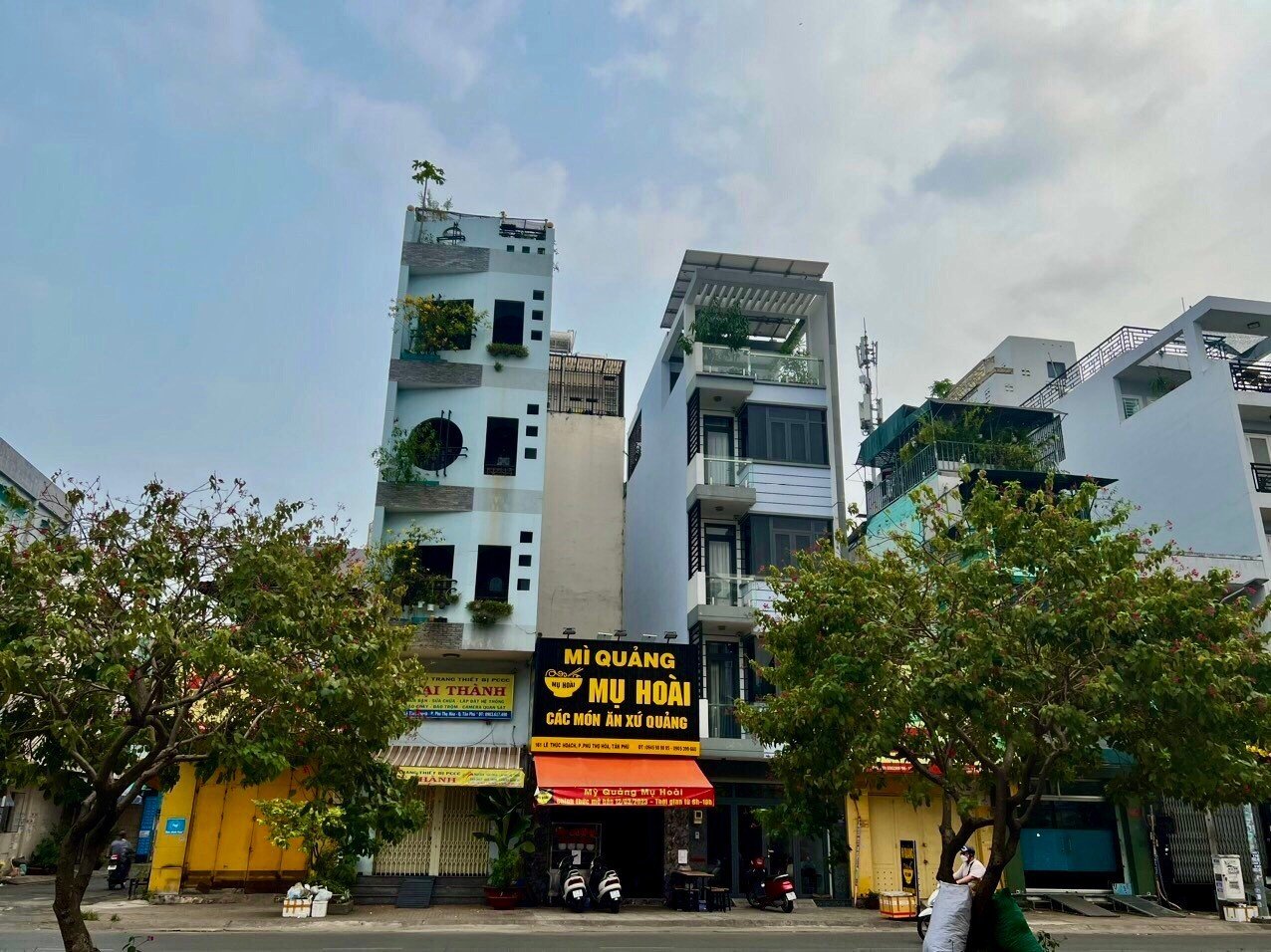 Bán nhà mặt tiền đường Lê Thúc Hoạch,DT:4x22m nhà cấp 4 ngay Văn Cao giá 11.5 tỷ