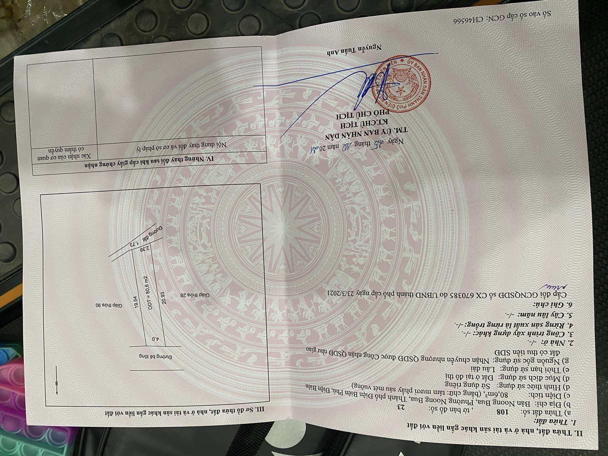 Cần tiền bán mảnh đất đầu bản Noong Bua.