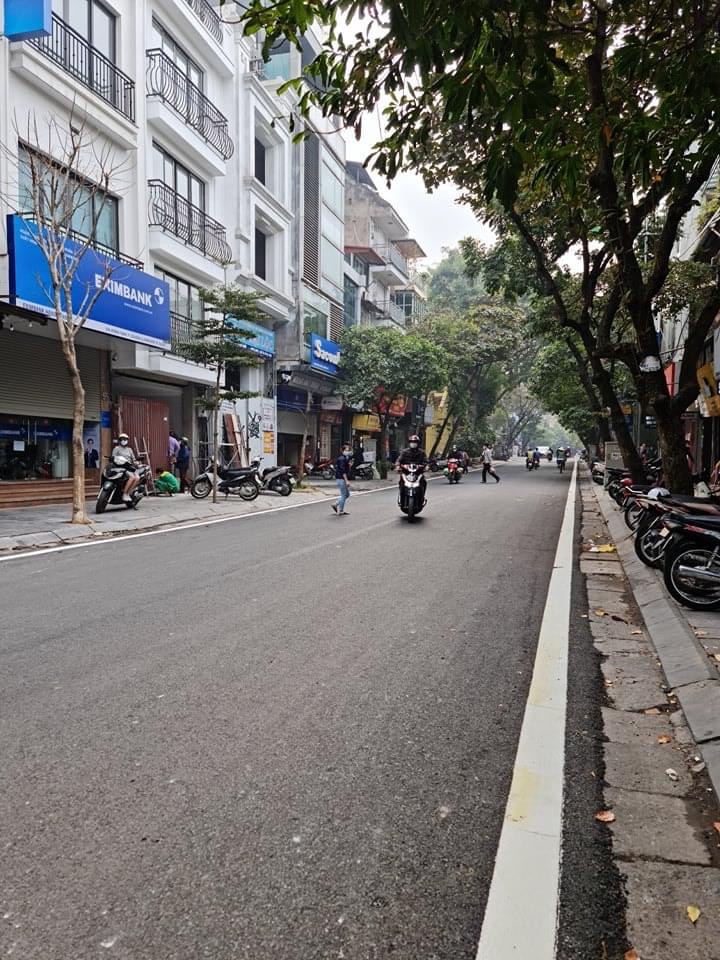 Bán nhà mặt phố cổ Quận Hoàn Kiếm-vỉa hè rộng để xe thoải mái-kinh doanh đỉnh mọi loại hình-sẵn dòng tiền cho thuê 35tr/tháng-ở cũng sướng