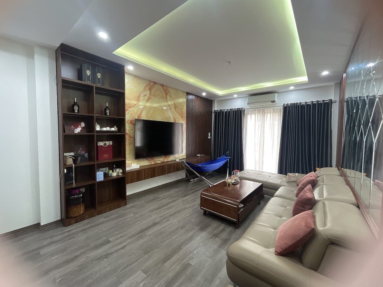 Bán nhà ngõ 125 Trung Kính, Cầu Giấy 56m, 4 tầng. Giá: 15.8 tỷ