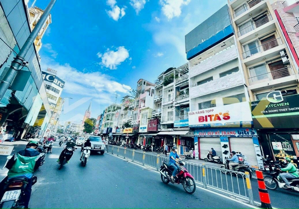 Bán gấp nhà mặt tiền chợ tân định. 4.1 x 17 6tấm đúc l. Giá 40 tỷ thương lượng