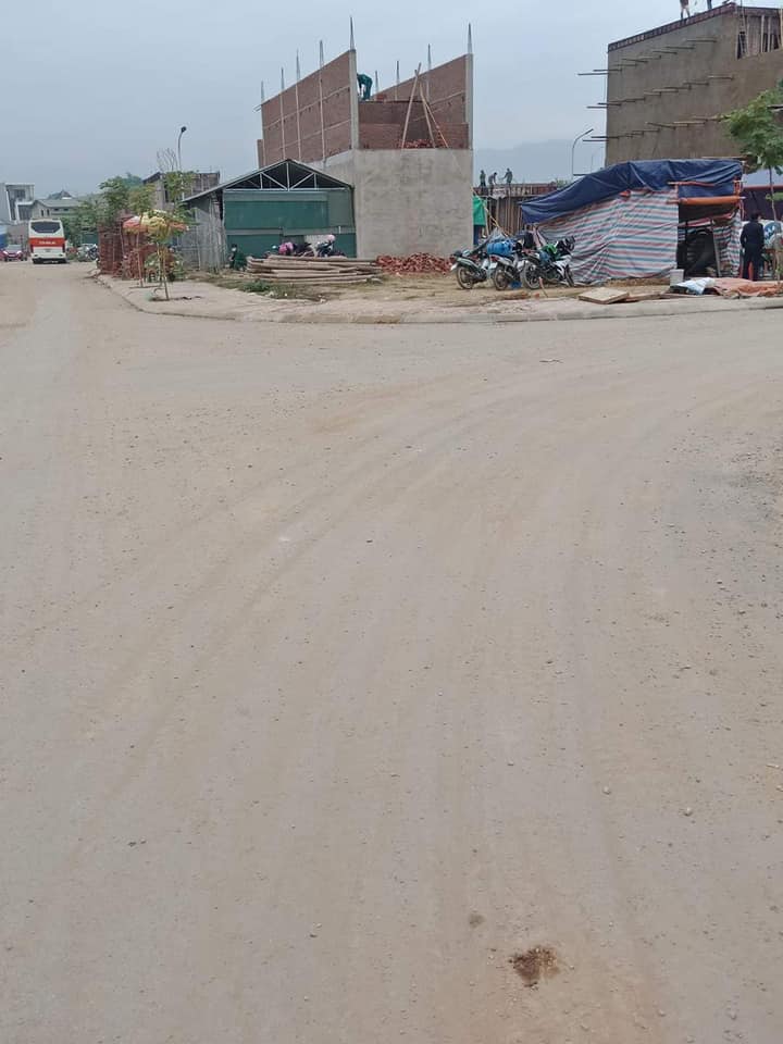 Gia đình mình cần bán mảnh đất hai mặt đường