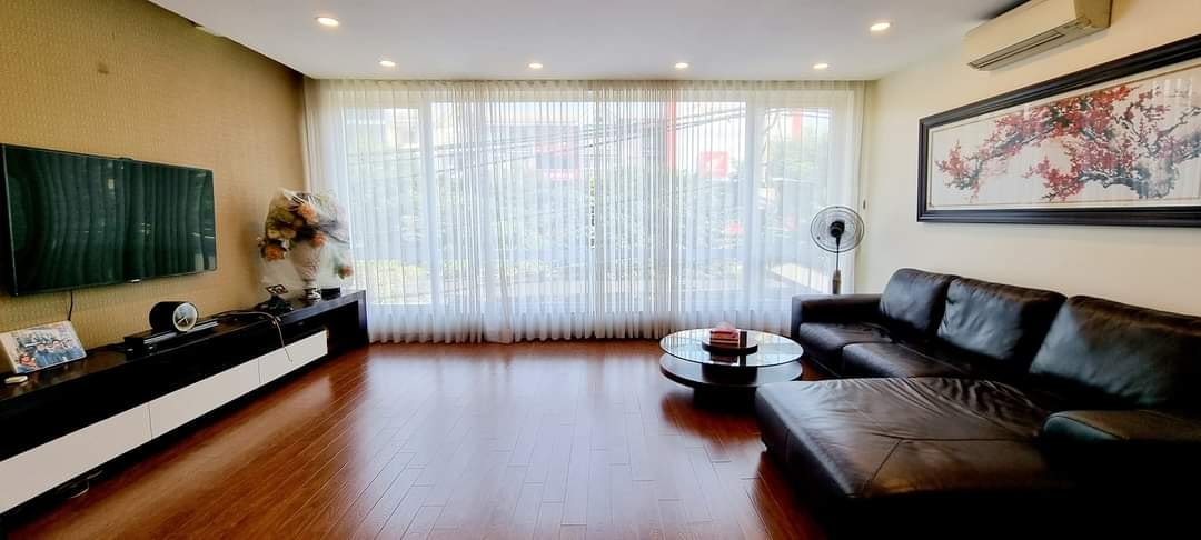 Bán nhà Dương Quảng Hàm, 132m2, MT 6m, lô góc 2 thoáng, oto, vừa ở vừa KD, giá 23 tỷ