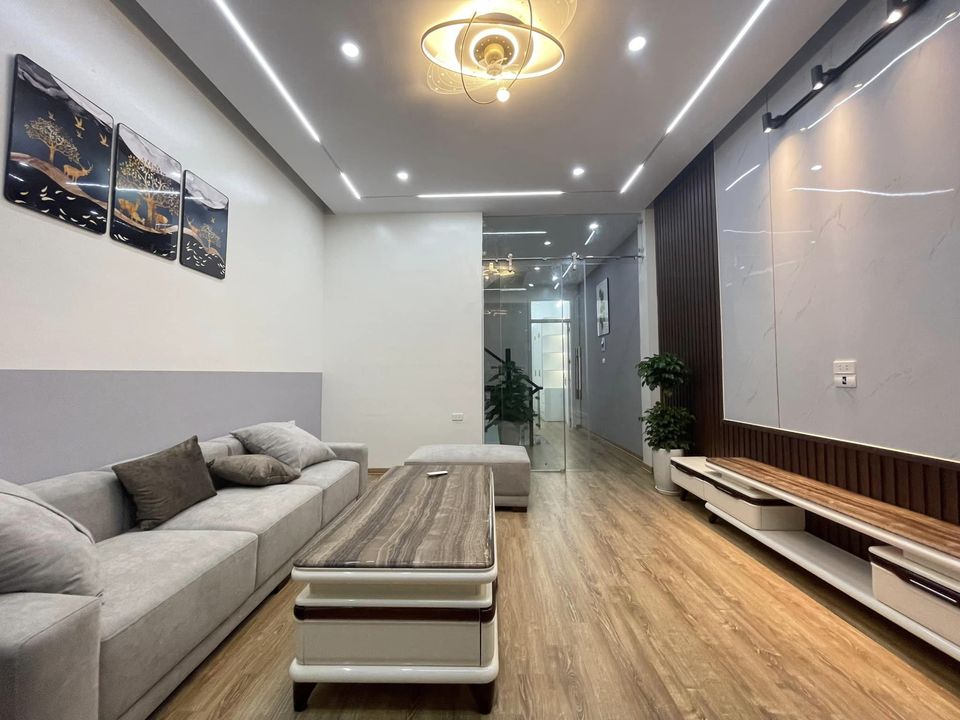 Bán nhà ngõ 1 Trần Quốc Hoàn, 50m2, 5T, MT 4.2m, ngõ thông, phân lô, oto chạy vòng quanh, nhà mới, giá 12 tỷ