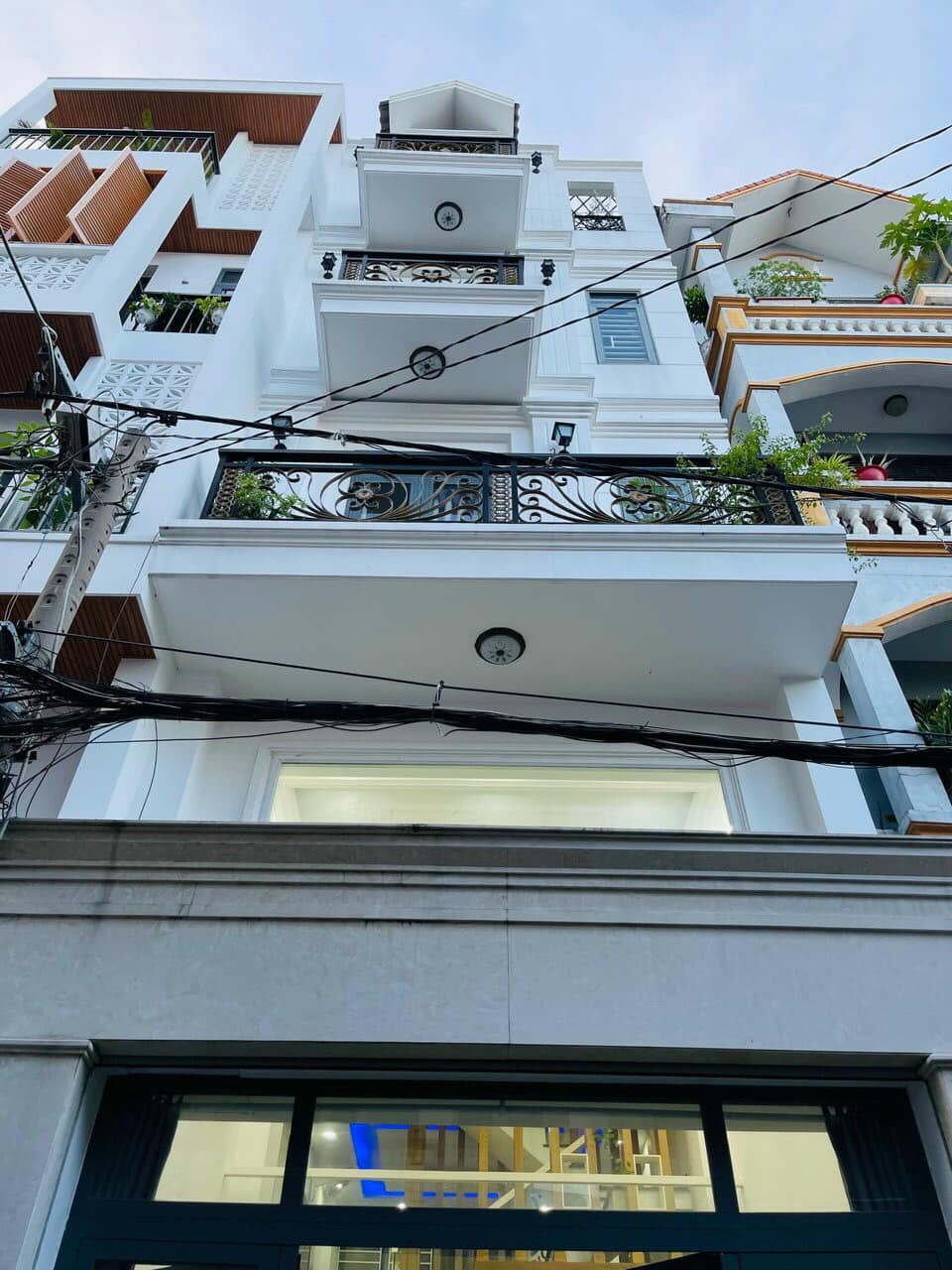 TRUNG TÂM GÒ VẤP-NHÀ ĐẸP 5 TẦNG BTCT-TẶNG FULL NỘI THẤT-HXH SÁT MT PHẠM VĂN CHIÊU-DT 50M2