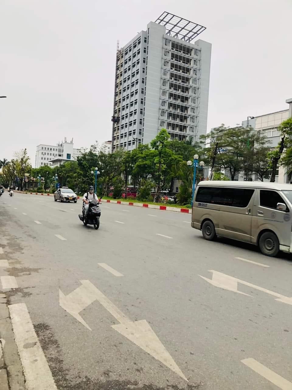 Bán tòa Văn Phòng - Lô góc 3 thoáng mặt phố Hoàng Quốc Việt - Dòng tiền khủng