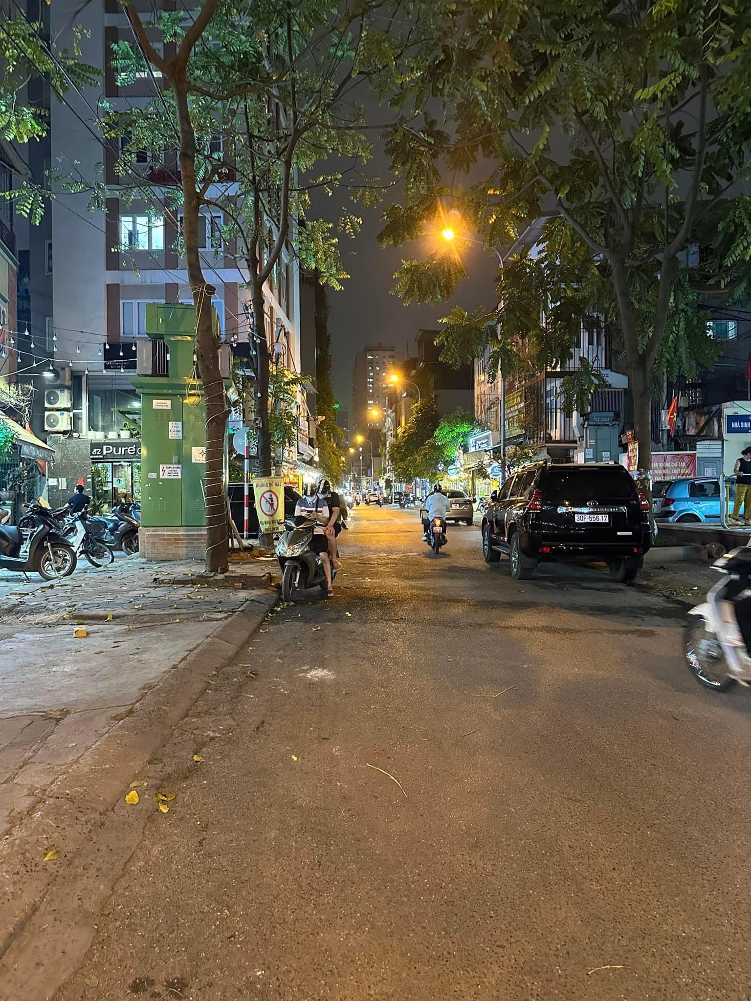 Mặt phố Víp Võ Chí Công - Vỉa hè đá bóng