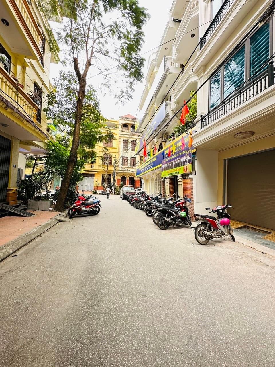 Nhà phân lô Nguyễn Ngọc Nại . Thang máy hiện đại