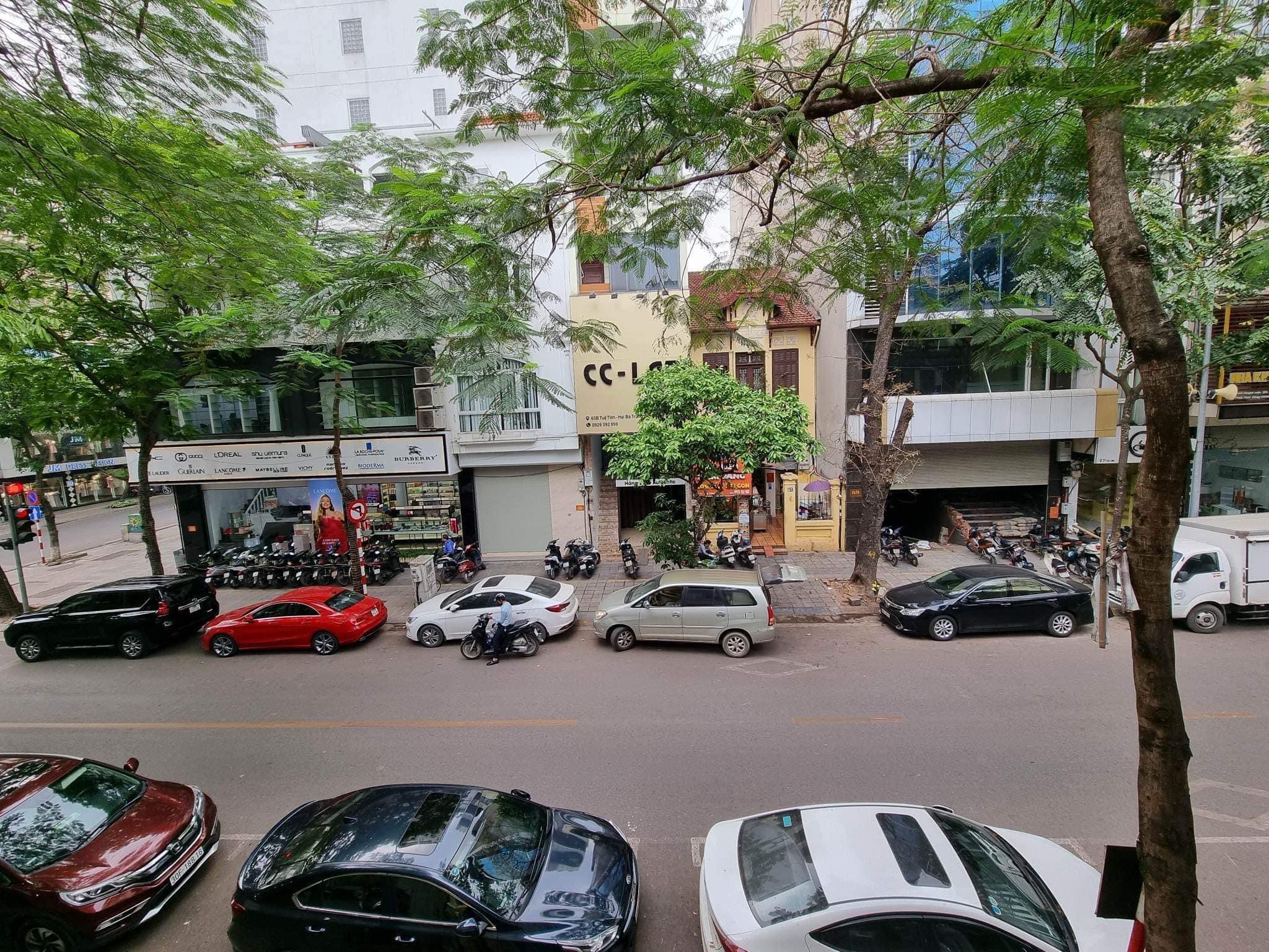 Mặt phố cổ víp nhất hai Bà Trưng. Đường hai chiều