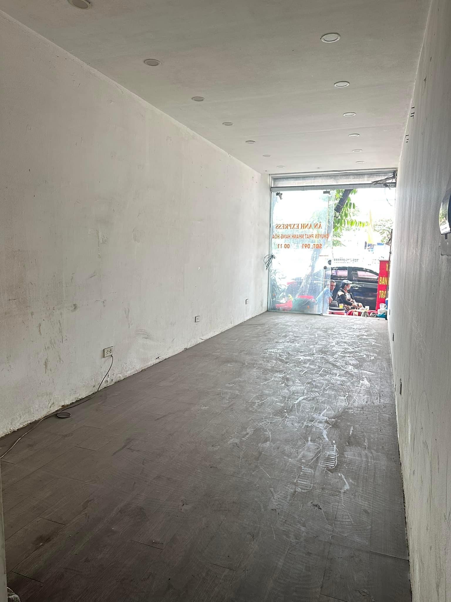 Bán nhà mặt phố Giải phóng- vỉa hè rộng 6m- ô tô đỗ cửa thoải mái—kinh doanh đỉnh mọi loại hình-cho thuê dòng tiền cực tốt