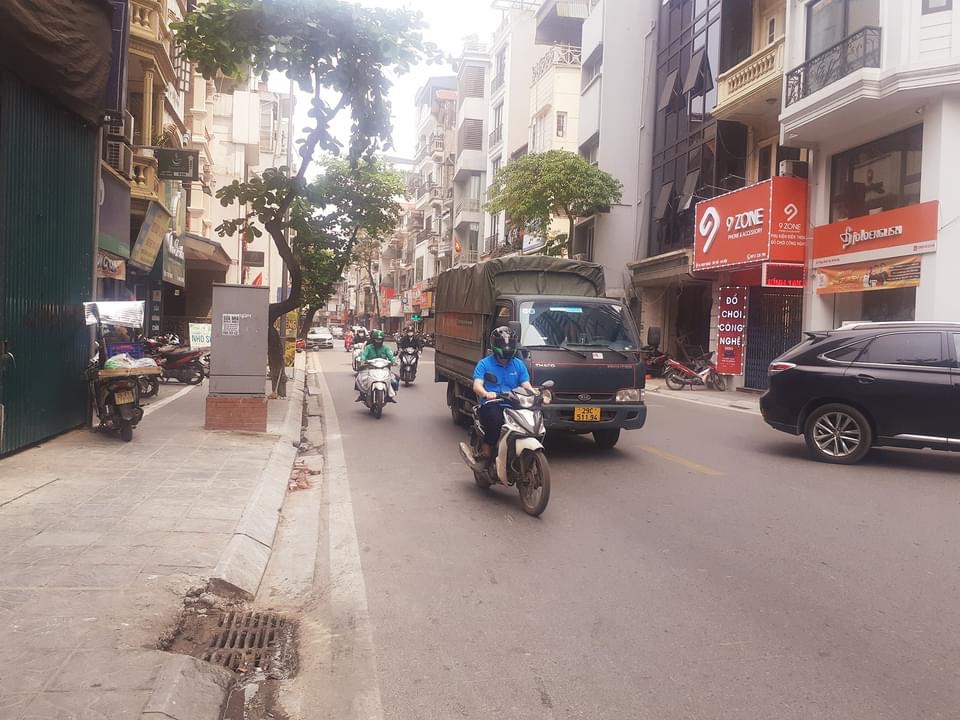 BÁN NHÀ MẶT PHỐ LỚN - THUỴ KHUÊ - TÂY HỒ - LÔ GÓC - VỈA HÈ RỘNG - KINH DOANH SẦM UẤT