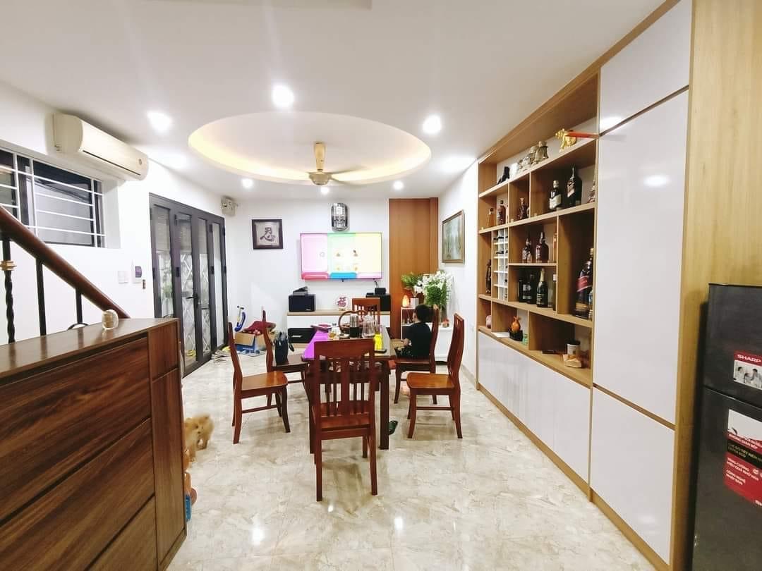 Bán nhà Trần Khát Chân 42 m-5 tầng -5,3 tỷ( có thương lượng) + Gần trung tâm một phút nên hồ Gươm + Nhà xây KBT cực chắc chắn