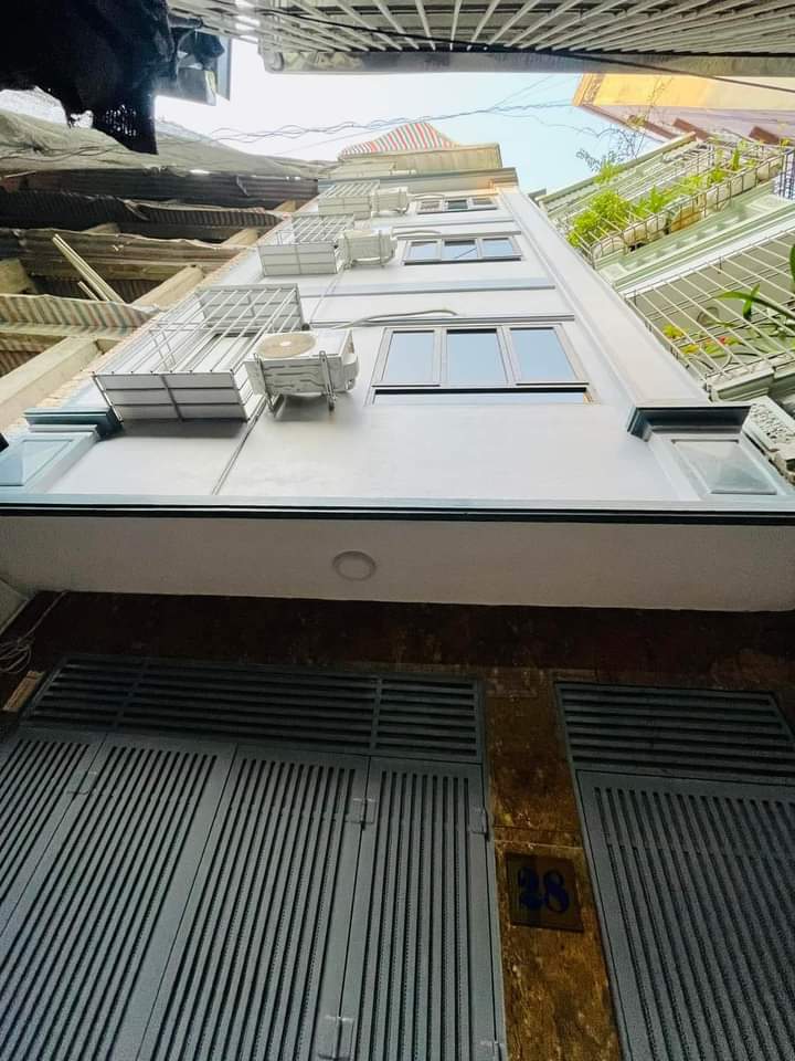 Đầu tư chứng khoán cần tiền bán gấp nhà DT: 65m2 x7T Bạch Thái Bưởi HĐ,giá 8,9tỷ