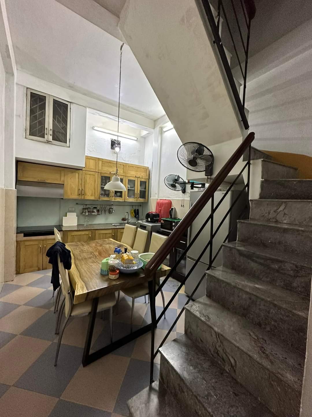 Bán nhà Phố Trần Hữu Tước quận Đống Đa Diện tích 45m2 được xây chắc chắn.Ô tô,Kinh doanh, ở đều tuyệt vời.Khu vực dân trí cao,An ninh đỉnh.Giá 8.5 tỷ