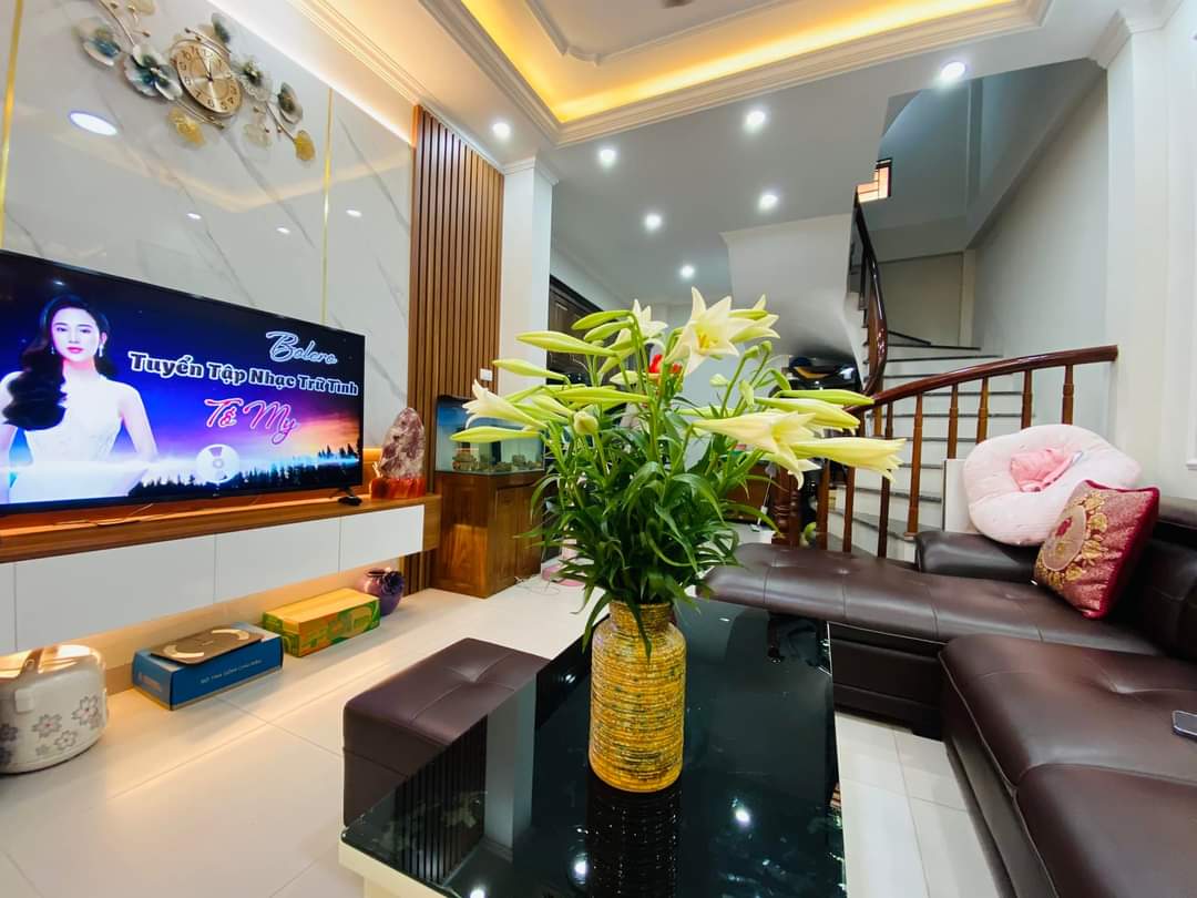 NHÀ ĐẸP PHỐ GIÁP BÁT - HAI THOÁNG - TẶNG FULL NỘI THẤT - Ô TÔ ĐỖ CỔNG 38m2 x 6Tầng giá chỉ 5.6 tỷ