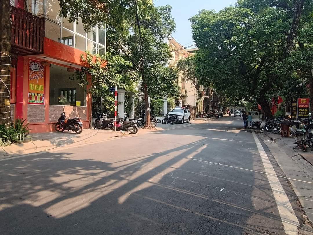 Mặt phố Cao Bá Quát, Ba Đình, 200m2, mặt tiền 10.5m, kinh doanh khủng giá chào 79 tỷ