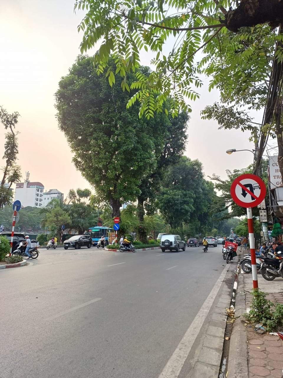 Nhà mặt đường Láng Đống Đa.Diện tích 55m2 mặt tiền 4.5m giá 11.5tỷ